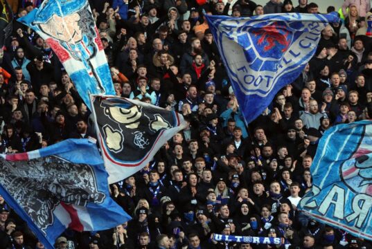 Rangers meluncurkan pendekatan untuk mengalahkan Derby County dan Blackburn menjadi bek 6 kaki 4