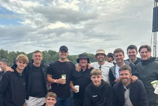 ‘Steve Bruce terjebak dalam moshpit di pertunjukan Oasis – saat itulah seseorang menaruh topi padanya’ Phil Bardsley tentang reuni Manchester United yang terinspirasi oleh Gallagher bersaudara