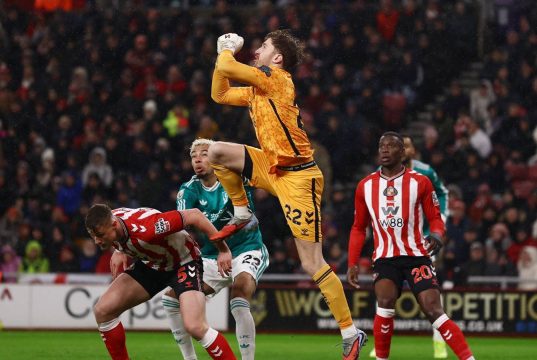 Tottenham merencanakan langkah untuk mengontrak Robin Roefs dari Sunderland; dia bisa berharga £50 juta