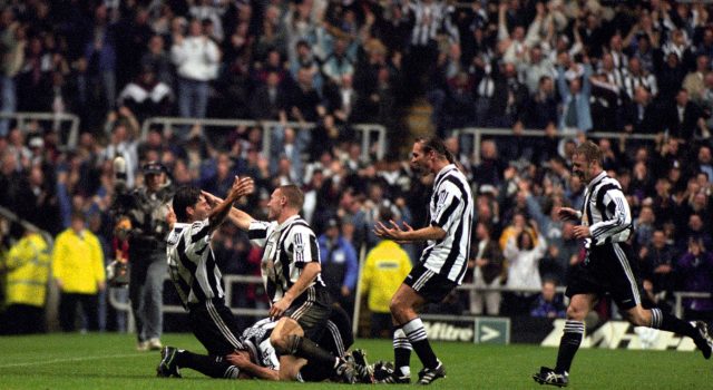 ‘Orang-orang selalu bertanya kepada saya tentang gol saya, saya tidak keberatan, itu adalah gol yang hebat dan melakukan itu melawan kiper terbaik di dunia sungguh luar biasa’ Philippe berbicara secara eksklusif kepada FourFourTwo tentang chip terkenalnya melawan Manchester United 30 tahun kemudian