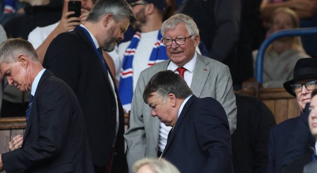 Sir Alex Ferguson dan Gary Neville memilih antara penggemar Celtic dan Rangers