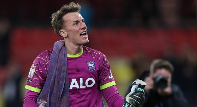 Ipswich tertarik untuk merekrut nominasi Pemain Terbaik Musim Ini sebagai pengganti Christian Walton