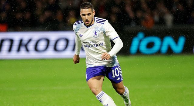 Mengapa Aston Villa mendapat dana amal di kaosnya?