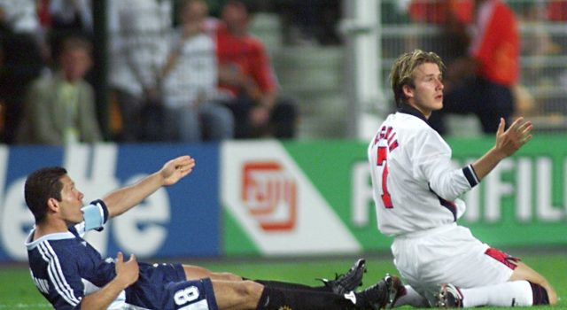 “Kartu merah David Beckham di France 98 berlebihan. Dia seharusnya tidak dikeluarkan dari lapangan, tapi Diego Simeone pintar’ pengakuan Javier Zanetti di Piala Dunia 98