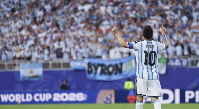 Siapa saja pakar, presenter, dan komentator Argentina vs Yordania?