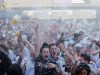 Mengapa fans Inggris membuang bir?