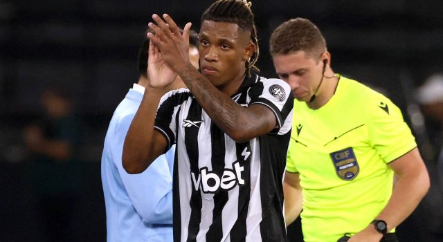 Newcastle memberikan dorongan dalam perlombaan untuk mengontrak Danilo setelah pembicaraan pembukaan